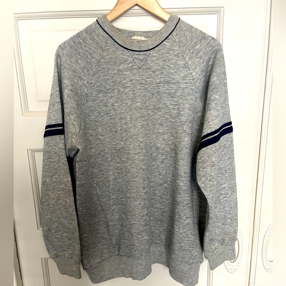 🧣Cozy vintage, heather grey sweater with blue piping detailing.